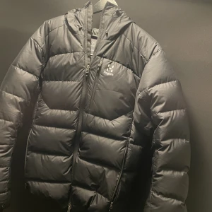 Haglöfs vinterjacka - Använd fåtal gånger 10/10 skick. Storlek M. Nypris 3600kr. Säljer för jag aldrig använder den.