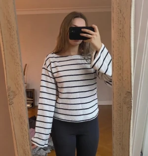 Randig tröja vida ärmar - Helt ny med prislapparna kvar. Svartvit randig med vida ärmar