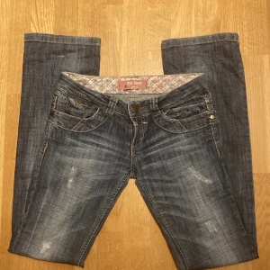 70 s jeans  - Jätte fina 70 s jeans🩵 Jag kan även tänka mig att dom är från 70-talet men har ingen aning. Jeansen är jätte långa och funkar jätte bra på mig som är 1,77. Jeansen är bootcut och lågmidjade🩵 Tryck gärna på köp nu och kontakta! Bytes går!