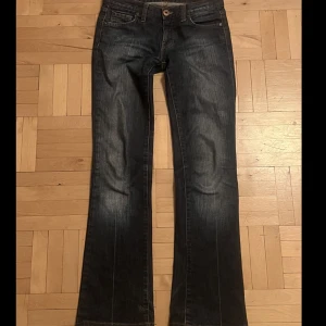 Lågmidjade jeans  - Jättesnygga lågmidjade utsvängda jeansjacka från märket replay. Stl 26/34 sitter som xs/s. Midjemåttet är cirka 38/39 cm och innerbenslängden är 78 cm. Skriv vid funderingar!🩷