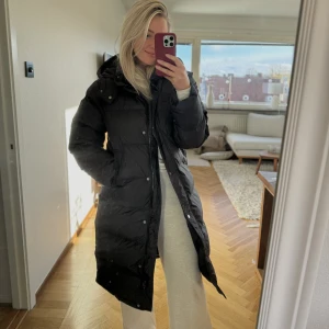 Svart Vinterjacka - Säljer denna jättefina, helt nya vinterjackan då den tyvärr är lite för liten för mig. Stl S (jag är en stl M men tog en mindre storlek pga många sa den va stor i storleken, det upplever dock ej jag, så som en vanlig stl S🖤 Köparen står för frakt!