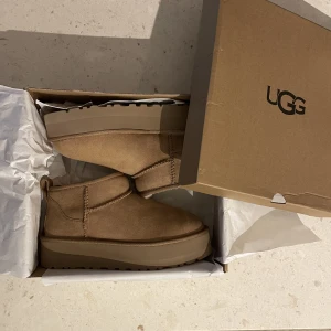 Uggs - Säljer dessa fina Uggs i strl 39, helt oanvända så dem är i helt nytt skick!