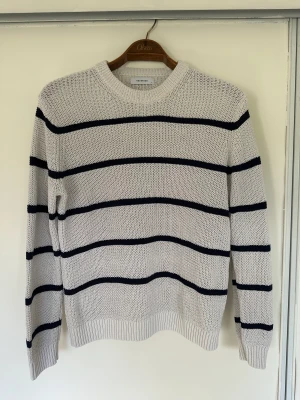 Stickad Tröja - Stickad tröja från Reserved, Storlek L. Mycket bra skick! 