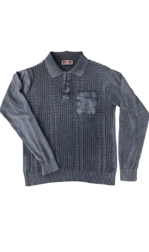 Tröja - Supercool tröja med polokrage. Storleken på lappen är XL men den riktiga storleken är närmare M. Bra skick, ställ gärna frågor!😊