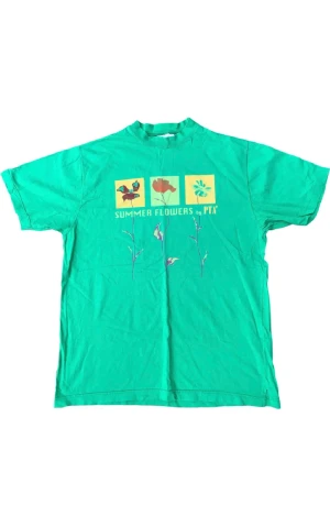 T-Shirt - T-Shirt med blomtryck. Bra skick! Storlek M, ställ gärna frågor!😊