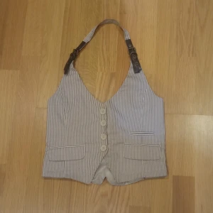 tally weijl väst - Randig väst från märket Tally weijl. En av knapparna sitter lite löst men utöver det är den i bra skick! Storlek M/38. 
