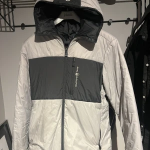 Sail racing jacka - Hej, säljer nu min väl använda sail racing jacka då den är lite liten. Jacka funkar perfekt på vintern eller egentligen när som helst som det inte är super varmt! Den är använd en del därför det låga priset! Skriv för mer bilder.