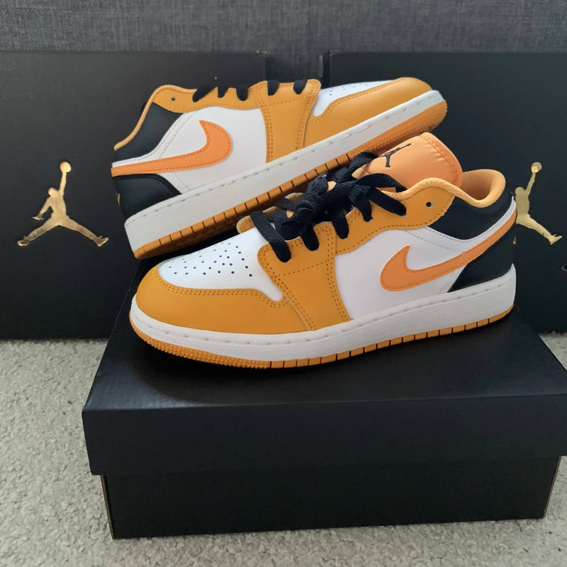 Air Jordan 1 low taxi university gold