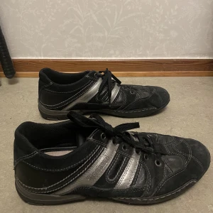 Dockers skor - Snygga dockers skor köpta second hand! Ganska bra skick mindre slitningar förekommer. 