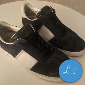 Valentino Flycrew - Ett par schyssta valentino flycrews i 6,5/10 skick, men finns mycket liv kvar. 13/18 nitar är kvar. Det är inga andra skador än sulan och innuti skorna. Skriv privat för fler bilder eller liknande.