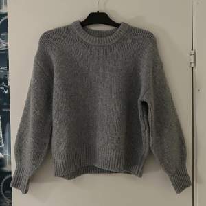 Jättefin grå stickad tröja från bikbok använd fåtal gånger!💞