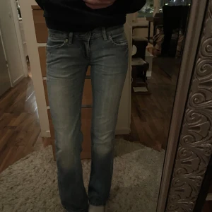 Lågmidjade jeans - Snygga Lågmidjade jeans som tyvärr är lite små för mig. Sjukt trendiga och i bra skick!