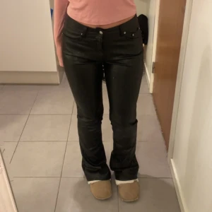 Skinnbyxor  - Skinnbyxor från Gina Tricot, använda ca 3 gånger. Långa på mig som är 164cm.