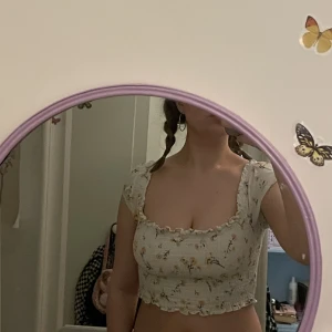 Coquette topp med puffärmar - Vit gullig rynkad topp med blommor. Storlek S men kan funka som XS