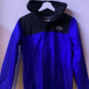 The north face vindjacka - The North face vindjacka, svart och blå Skick 8/10 