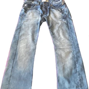 Coola jeans - Straight leg/lite flare, har ett hål vid låret på andra bilden men det är lagat💕 dom är lite tunna för att vara jeans men har inte fått några problem med det!