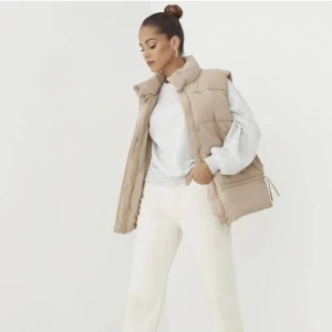 Beige väst - Supesnygg beige väst från missguided😍säljer då den aldrig används🌸stl 34 men oversized i modellen så passar även S och M💗köpt för 549 men säljer för 300