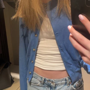 Kofta  - Säljer min blåa kofta köpt från H&M förra vintern då jag inte använder den längre. Den är i toppen skick men är lite noppig på ett litet ställe på ryggen men inget som syns. Skriv för fler bilder 