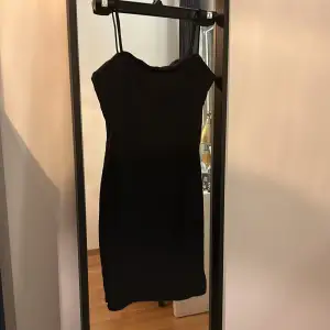 Säljer en svart tajt klänning. Den är från SHEIN men tycker den är av bra kvalitet. Använd fåtal gånger och bra skick.