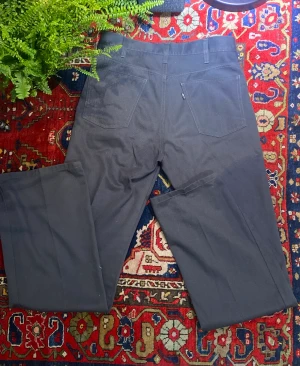 Levis bootcut kostymbyxor - Superballa bootcut kostymbyxor från levis i bra skick. Sitter jättebra på. Strl 30/34