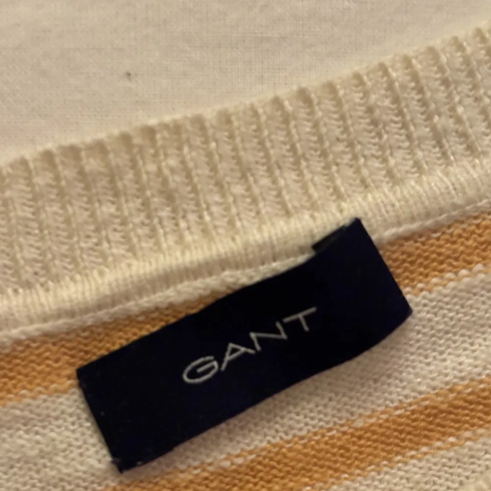 Väldigt fin Gant tröja som aldrig kommit till användning🌟 Nypris: 1299kr💗 Säljer då den aldrig kommer till använding och rensar ut garderoben🙌 OBS! själva Gant lappen (Bild 2) har lossnat på ena sidan men man kan enkelt sy tbx den. Tröjor & Koftor.