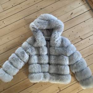Fin grå fluffig jacka, köp på veraldo🪩Sparsamt använd, fint skick  Storlek S🪩 Nypris: 600kr