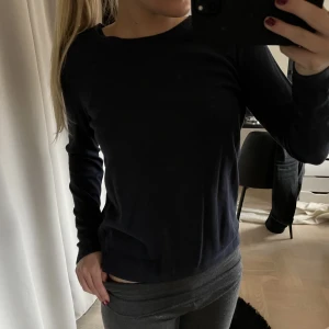 Stickad tröja - Marinblå stickad tröja💕💕