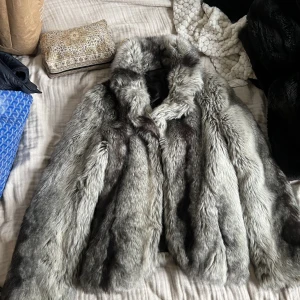 Pälsjacka  - Super trendig jacka i samma stil som den virala zara jackan.  Den här är unik och inköpt på second hand vilket gör den mer speciell. Fint skick och fin färg samt mönster. Ser nästan ut som en äkta. 😍