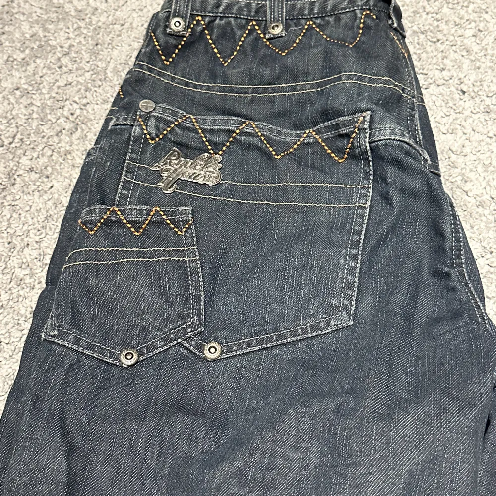Feta baggy jeans från Rydel house med snygga detaljer. Måttlig heeldrag 8/10 skick. Jeans & Byxor.