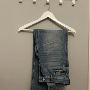 Lowwaist straight jeans  - Snygga lågmidjade byxor från Ginatricot. Använda vid ett fåtal tillfällen, väldigt fint skick. Passar mig i XS som är 167 lång