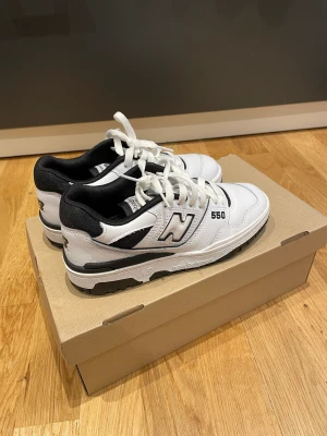 NB 550 - Hej jag säljer mina nästan helt nya New Balance 550. Har använt den bara 2-3 gånger.