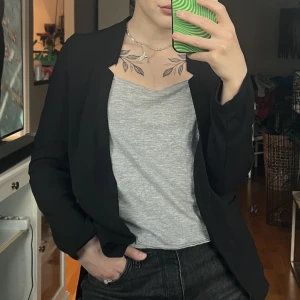 Tunn kavaj från Gina Tricot - Tunn kavaj från Gina Tricot. Strl 38. Fint skick. 