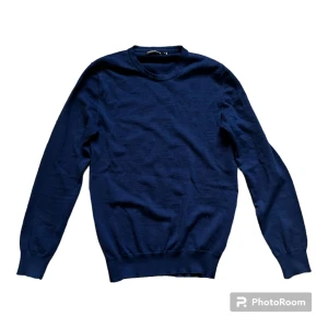 J.Lindeberg Stickad Tröja Navy - Stickad tröja i merinoull från J.Lindeberg. Storlek Small Mycket Bra skick Nypris 1200kr
