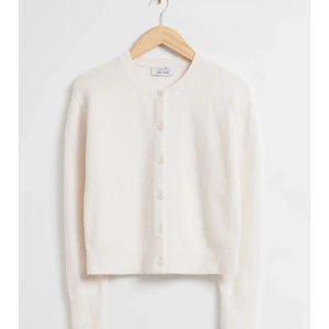 Stickad tröja - Stickad tröja ifrån & other stories, använd men i bra skick 🎀 köparen står för frakten ✨