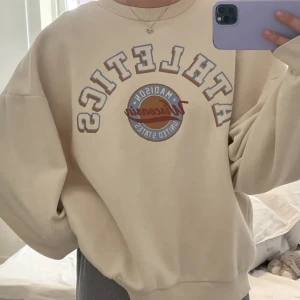 College tröjor  - Säljer dessa college tröjor, trendiga och snygga, alla är i samma storlek💕(vissa bilder lånade) så kom privat för egna eller info! Har i fler färger än på bilderna😊bra skick och vissa knappt använda, pris kan diskuteras!💕köp bara en eller fler samtidigt💕