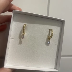Örhängen  - Säljer dessa sjukt eleganta och fina örhängena. De är ifrån snö of Sweden.  Väldigt fint skick 💓💓💓