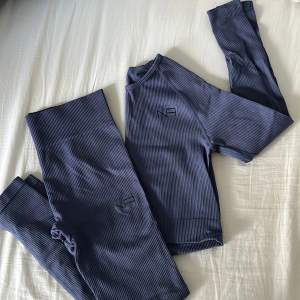 Matchande träningset med tights och croppad tröja. Mycket skönt, strechigt och bekvämt mateial. Använt enstaka gång, är i fint skick! Färgen är blå/lila och storlek M i båda delarna.