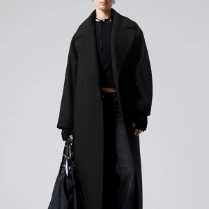 Oversized Kappa - Weekday Kia Coat - Perfekt oversized ullkappa från Weekday 🤍 Sparsamt använd en säsong, kemtvättad inför sälj. Perfekt skick!  Slutsåld överallt & eftertraktad, nypris 1450kr  Storlek xs, oversize