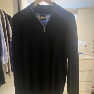 Only & sons half zip - Säljer denna jätte snygga trendiga halfzip tröjan från only and sons. Tröjan är i 10/10 skick endast använd 2 gånger, då den tyvärr inte kommit till användning. Tröjan är i Xs men sitter som S. Vid fråga eller fundering så är de bara att höra av sig!😊