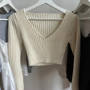 Stickad tröja  - Super fin croppad stickad tröja, den är i tjock material och endast använd en gång💗