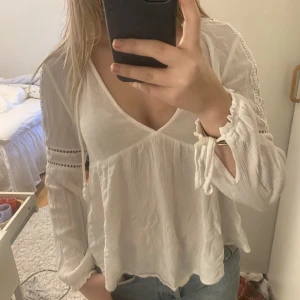 Vit blus - Blus med spets och fina detaljer!
