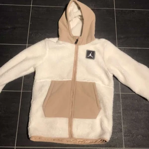 Jordan jdb fleecejacka  - Hej har haft sen här jackan sedan 1 månad tillbaka känner inte att jag vill ha kvar de använd 4 gånger ger väldigt bra pris