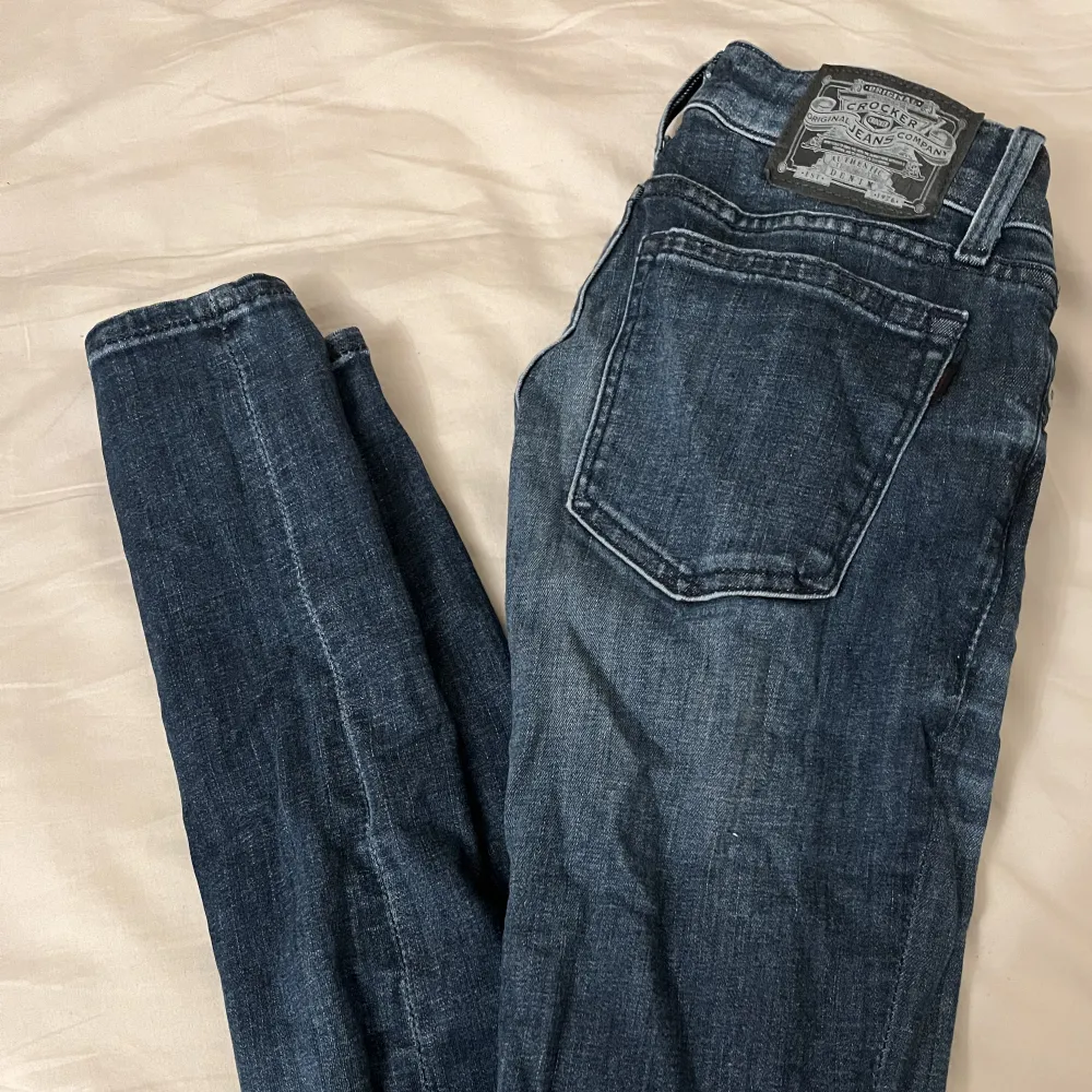 Skor snygga jeans, sitter sjukt bra och tight på. Inga defekter använda 1-2 gr . Jeans & Byxor.