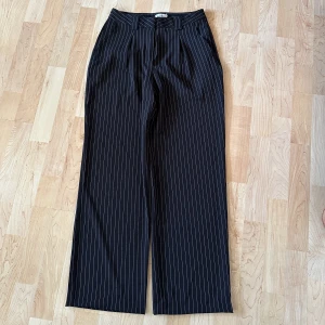 Kostymbyxor från NA-KD - Kostymbyxor från Na-kd säljes i väldigt fint skick.  Storlek 36 