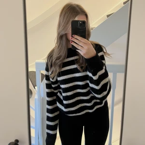 Stickad tröja  - Säljer denhär stickade tröjan från Hm. Tröjan är endast några få gånger och är i fint skick. Jag är 167 cm lång för referens 