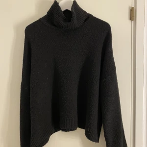 stickad polo - super mysig stickad polotröja från zara, perfekt nu till vintern ☃️🫶🏻 säljer för ett billigt pris då den är rätt så använd och med tiden blivit nopprig 💛