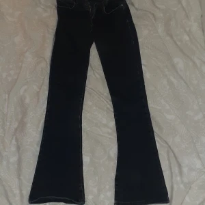 Lågmidjade svarta flare jeans😍 - Ingen fläck eler hål någonstans, bra skick Storlek xs och passar perfekt i längden på mig som är 162 cm Köpta på bikbok för 750 kr så säljer dom för 550 Säljer pga att jag andvänder inte dom så ofta. Mörkgrå typ, och sitter så fint på❤