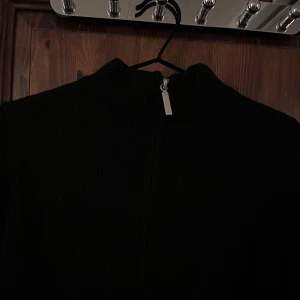 stickad kofta från marc o polo - super gullig stickad tröja köpt second hand, (vintage?) den har små "broderade" blommor eller likande längs ned på ärmarna samt mage och rygg. strl S