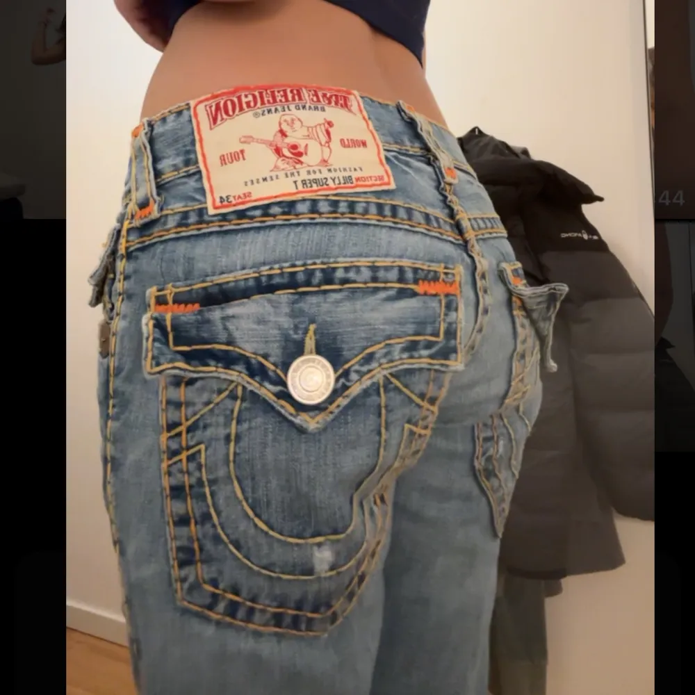 as kattiga true religion jeans i bootcut modell, storlek 29 passar som 34/36💘💘. Jeans & Byxor.