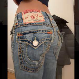 as kattiga true religion jeans i bootcut modell, storlek 29 passar som 34/36💘💘